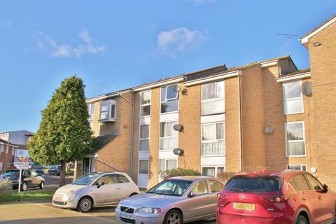 2 bedroom flat to rent, Trotwood, Essex IG7