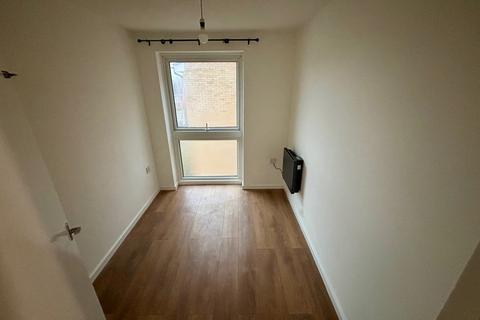 2 bedroom flat to rent, Trotwood, Essex IG7