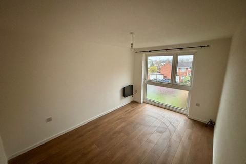 2 bedroom flat to rent, Trotwood, Essex IG7