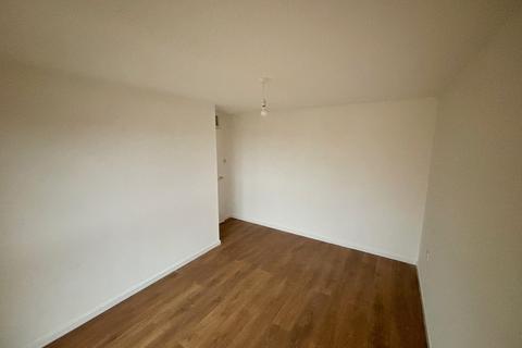 2 bedroom flat to rent, Trotwood, Essex IG7