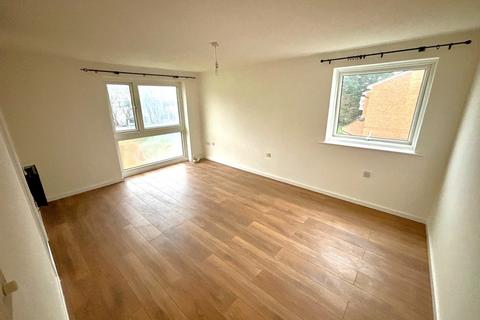 2 bedroom flat to rent, Trotwood, Essex IG7