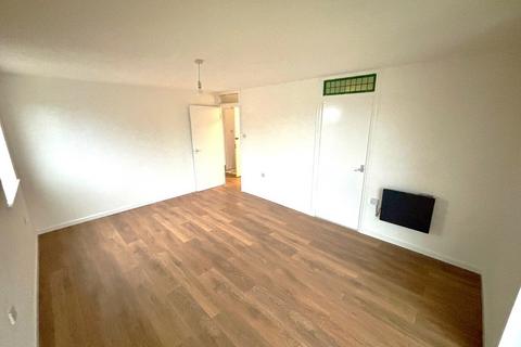 2 bedroom flat to rent, Trotwood, Essex IG7