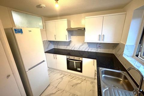 2 bedroom flat to rent, Trotwood, Essex IG7