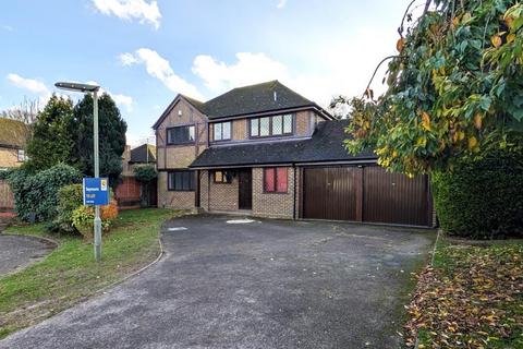 4 bedroom detached house to rent, Zinnia Drive, Woking GU24