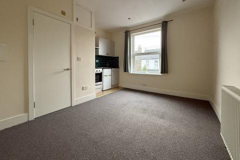 Studio to rent, Arundel Road, Croydon