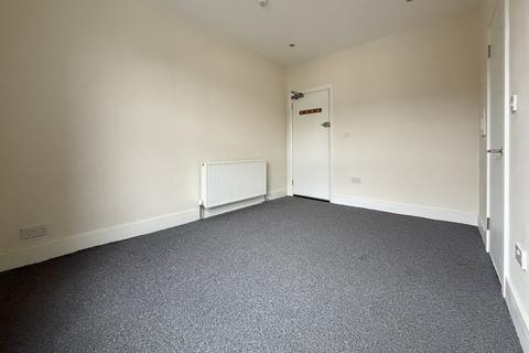 Studio to rent, Arundel Road, Croydon