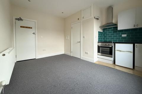 Studio to rent, Arundel Road, Croydon