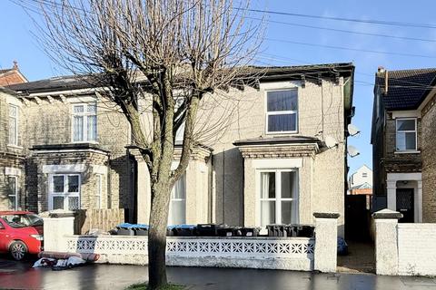 Studio to rent, Arundel Road, Croydon