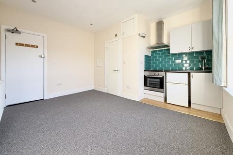 Studio to rent, Arundel Road, Croydon