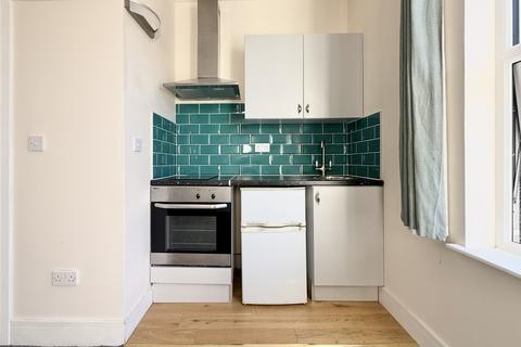 Studio to rent, Arundel Road, Croydon