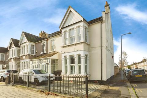 4 bedroom end of terrace house for sale, Aldborough Road South, Seven kings IG3