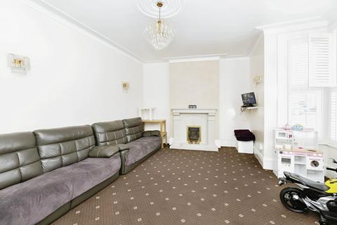 4 bedroom end of terrace house for sale, Aldborough Road South, Seven kings IG3