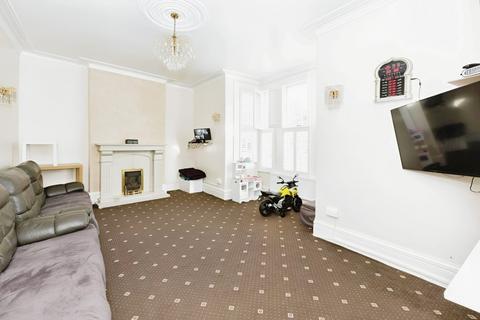 4 bedroom end of terrace house for sale, Aldborough Road South, Seven kings IG3