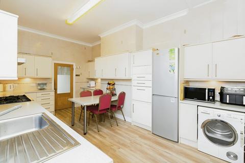 4 bedroom end of terrace house for sale, Aldborough Road South, Seven kings IG3