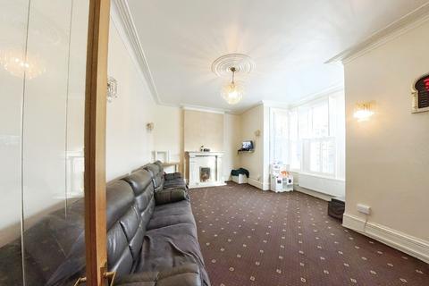 4 bedroom end of terrace house for sale, Aldborough Road South, Seven kings IG3