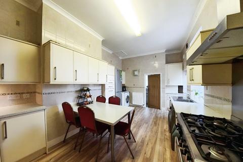 4 bedroom end of terrace house for sale, Aldborough Road South, Seven kings IG3