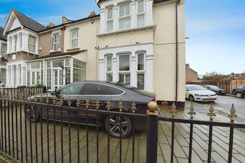 4 bedroom end of terrace house for sale, Aldborough Road South, Seven kings IG3