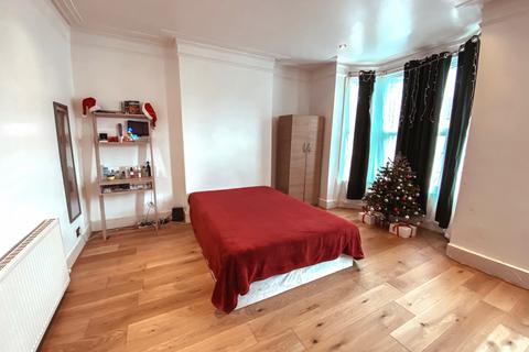 2 bedroom flat to rent, Park Grove Road, Near Leytonstone High Road, Leytonstone,E10,E11 E11