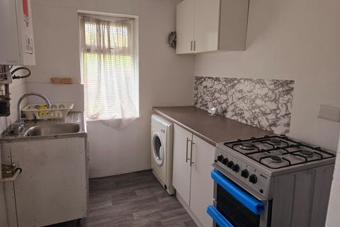 4 bedroom terraced house to rent, Queens Road, Bradford, BD8