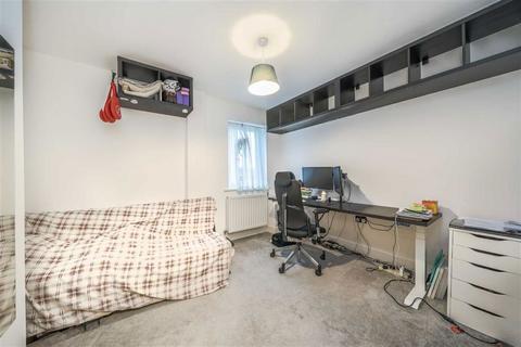 3 bedroom flat to rent, Fairthorn Road, London SE7