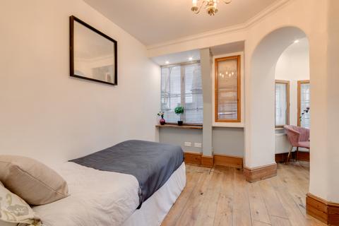 3 bedroom flat to rent, Cockspur Street, London