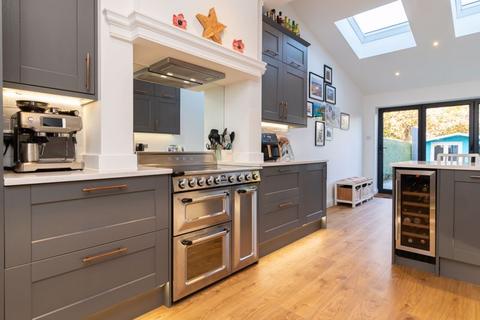11 Salisbury Road, Godstone, RH9 8AA