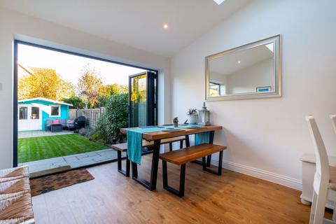 11 Salisbury Road, Godstone, RH9 8AA
