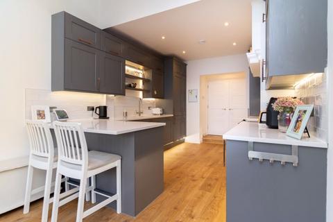 11 Salisbury Road, Godstone, RH9 8AA