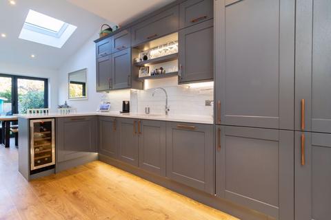 11 Salisbury Road, Godstone, RH9 8AA