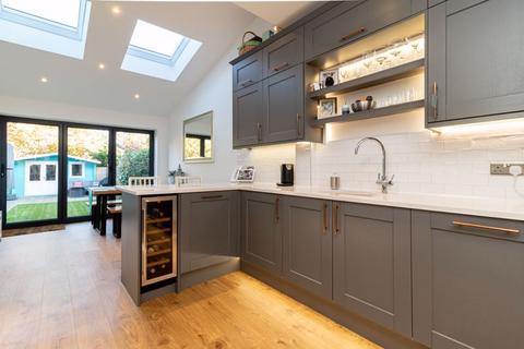 11 Salisbury Road, Godstone, RH9 8AA