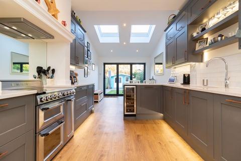 11 Salisbury Road, Godstone, RH9 8AA