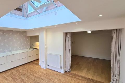 3 bedroom detached house to rent, Southwood Road, London SE9