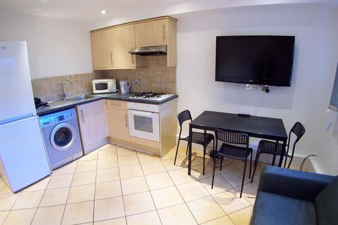 3 bedroom flat to rent, Belle Vue Road, Leeds