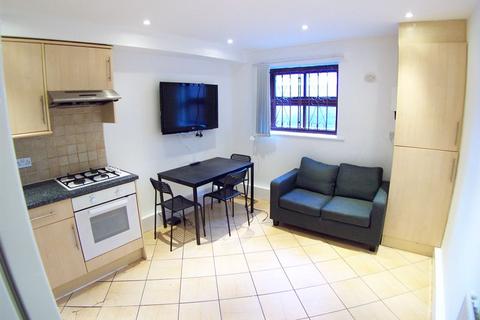 3 bedroom flat to rent, Belle Vue Road, Leeds