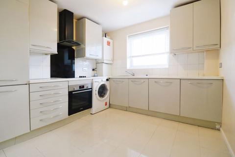 2 bedroom flat to rent, Rochfords Gardens, Slough