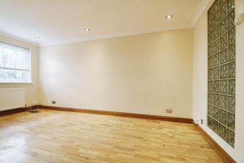 2 bedroom flat to rent, Rochfords Gardens, Slough