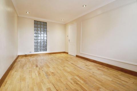 2 bedroom flat to rent, Rochfords Gardens, Slough