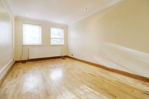 2 bedroom flat to rent, Rochfords Gardens, Slough