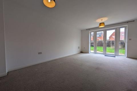 2 bedroom semi-detached house to rent, Iris Close, Havant