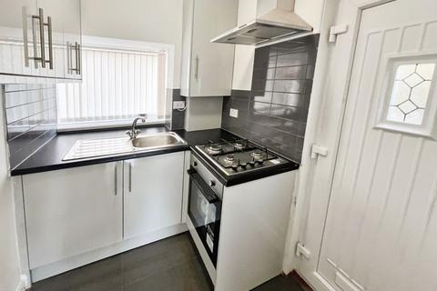 3 bedroom semi-detached house to rent, Lydgate Avenue, Breightmet, Bolton