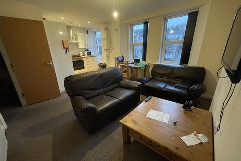 3 bedroom house share to rent, 30 Ermington Terrace, Flat 5