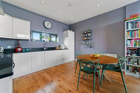 2 bedroom apartment for sale, Guide £500,000 - £525,000 Brady Street, London E1