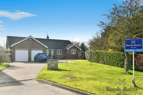 4 bedroom bungalow for sale, The Green, Hull HU11