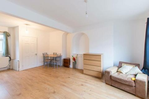 4 bedroom terraced house to rent, Abbey Road, London E15