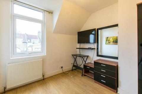 4 bedroom terraced house to rent, Abbey Road, London E15