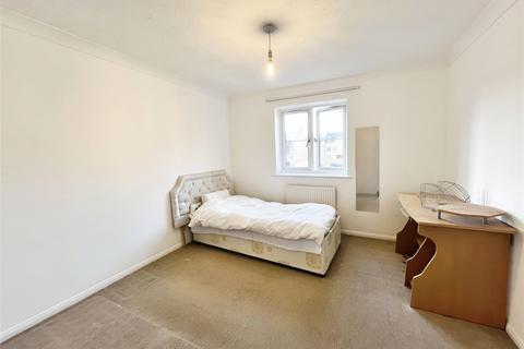 3 bedroom end of terrace house to rent, Canal Road, Rochester ME2