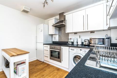 2 bedroom flat to rent, High Street, Hampshire SO14