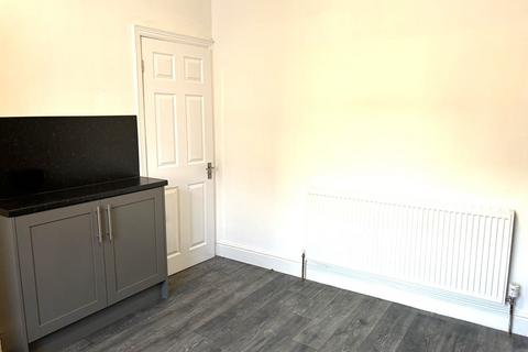 4 bedroom terraced house to rent, Colwyn Road,  Leeds, LS11