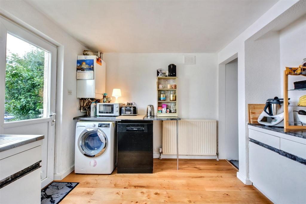 Kitchen 2.jpeg