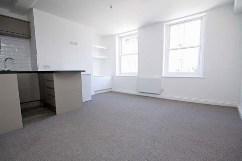 Studio to rent, Church Street, Twickenham TW1